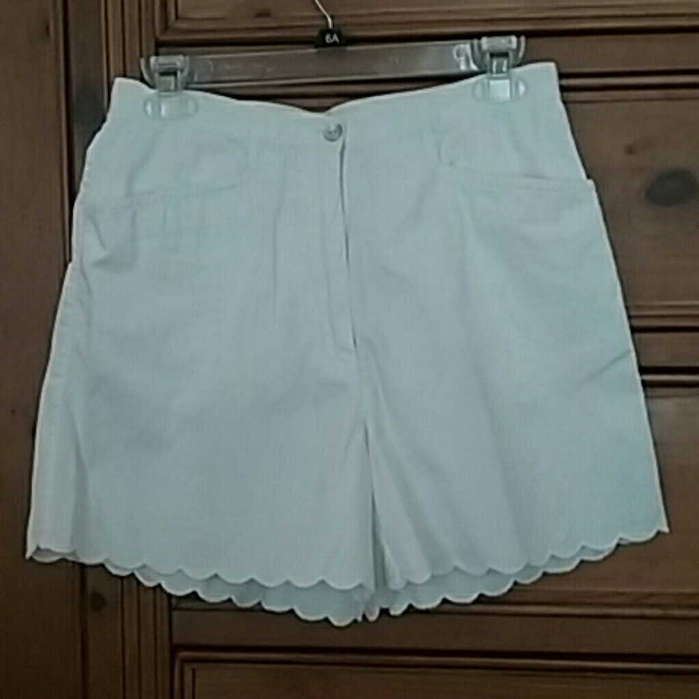 MISSES WHITE SHORTS SIZE 8